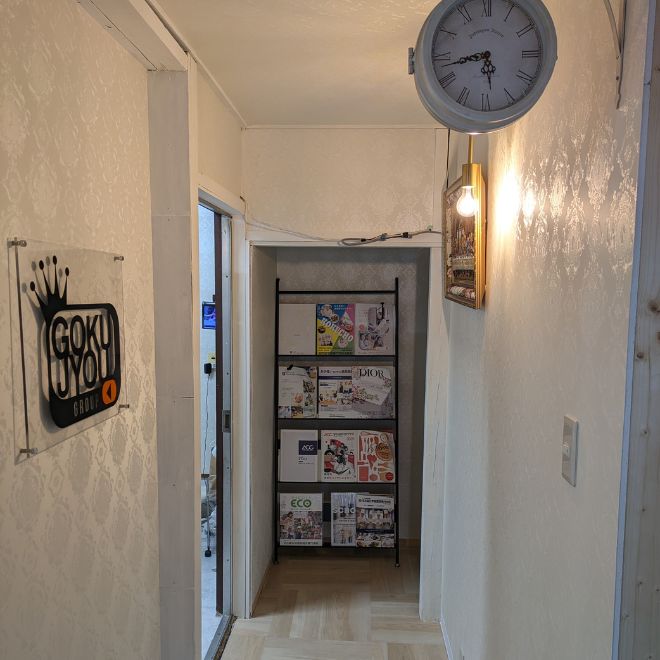絵画やアンティークで着飾られた可愛い空間
