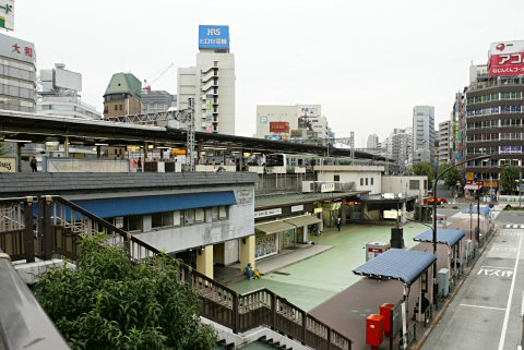 歩道橋から見た五反田駅東口の風景です。