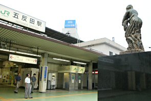 東口には愛の母子像　子供がずり落ちそうです。（笑）