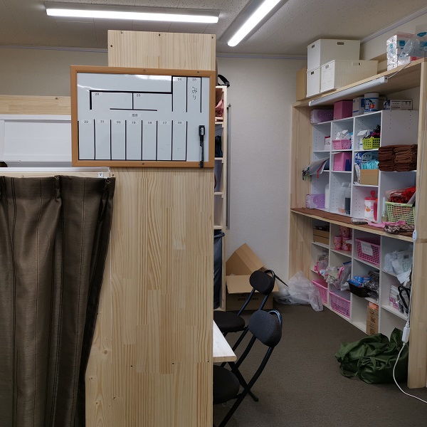 使用状況はホワイトボードで管理！後ろには自由に使える備品もたくさんご用