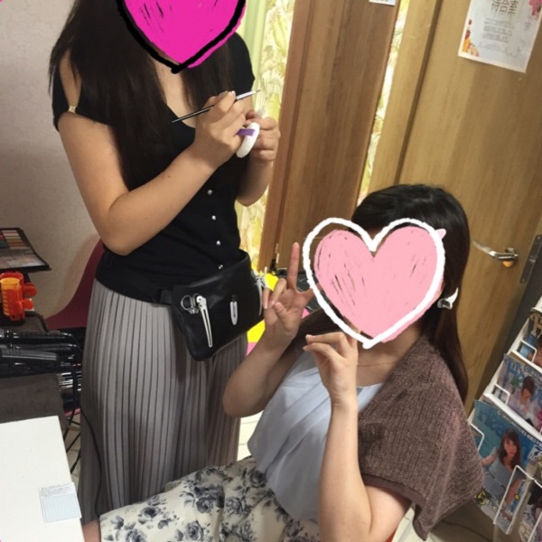 お店にはプロのヘアメイクさんがいます♪無料でメイクやネイルのサービスも